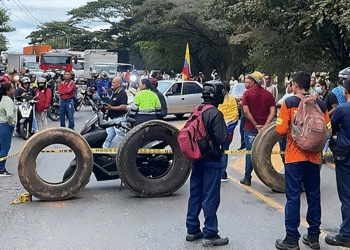 Autoridades y comunidad logran acuerdo técnico para intervenir tramo vial en Yotoco