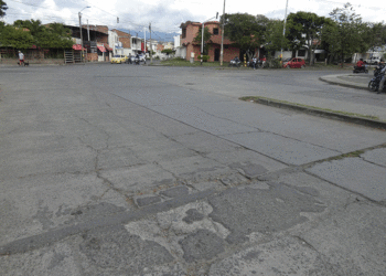 Calle arriba, calle abajo en el barrio Las Acacias: obras viales, señalización y seguridad siguen pendientes