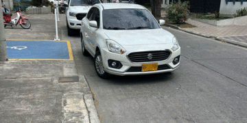 Irrespeto total: parquean en zona exclusiva para personas con discapacidad