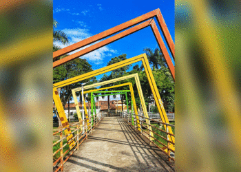 Puente peatonal descolorido (Más Caucherazos aquí) 👇🏽 