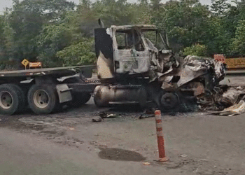 Vía Buenaventura–Loboguerrero cerrada tras ataques atribuidos al ELN; tres vehículos incinerados