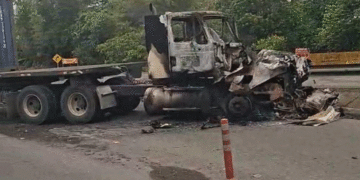 Vía Buenaventura–Loboguerrero cerrada tras ataques atribuidos al ELN; tres vehículos incinerados