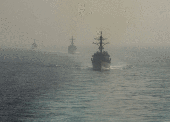 Buques de guerra de EE. UU. se aproximan a Venezuela; Maduro responde