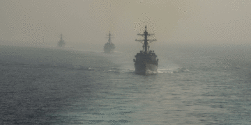 Buques de guerra de EE. UU. se aproximan a Venezuela; Maduro responde