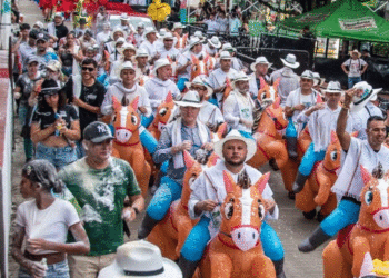 Caballos inflables: la nueva alternativa para las cabalgatas en Colombia