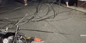 Cables sobre la vía ocasionan accidente de transito a motociclista