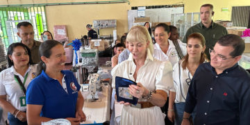 Entregan materiales de trabajo a emprendedores bolivarenses