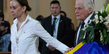 «Hoy siento que mi alma se desgarra en mil pedazos»: María Claudia Tarazona le da el último adiós a su esposo Miguel Uribe