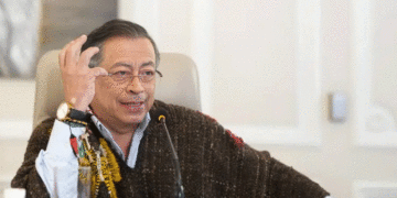 “No entiendo cómo Uribe está libre y Epa Colombia presa”: Gustavo Petro