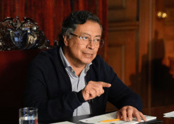 Petro rechaza enseñanza obligatoria del inglés y propone priorizar lenguas indígenas
