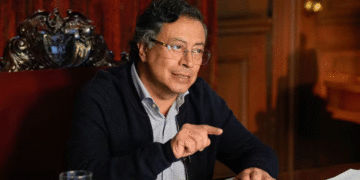 Petro rechaza enseñanza obligatoria del inglés y propone priorizar lenguas indígenas