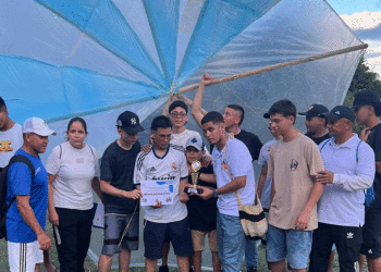 Toro celebró el tradicional vuelo de cometas en el Cerro del Tambor