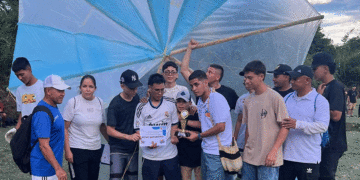 Toro celebró el tradicional vuelo de cometas en el Cerro del Tambor