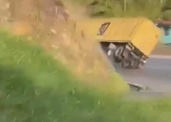 Tractomula se volcó en la vía Buga–Buenaventura