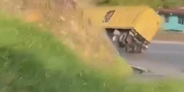 Tractomula se volcó en la vía Buga–Buenaventura