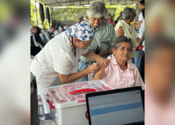 Avanza la vacunación a adultos mayores: refuerzos contra neumococo e influenza