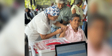 Avanza la vacunación a adultos mayores: refuerzos contra neumococo e influenza