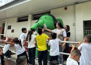 Capacitan a estudiantes y docentes en Tuluá para identificar señales de riesgo emocional