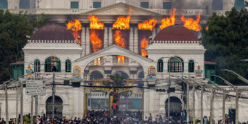 Nepal en crisis: queman el Parlamento, el primer ministro renunció y su esposa murió quemada tras las protestas