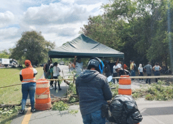 Continúa bloqueo en la vía Zarzal – Tuluá por protesta de comunidades