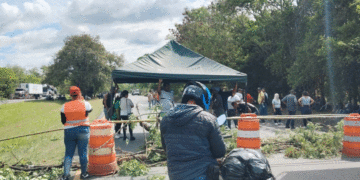 Continúa bloqueo en la vía Zarzal – Tuluá por protesta de comunidades