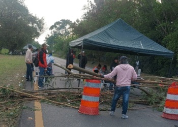 Persiste el bloqueo en la vía Zarzal – Tuluá a la altura de La Paila en ambos sentidos