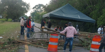 Persiste el bloqueo en la vía Zarzal – Tuluá a la altura de La Paila en ambos sentidos