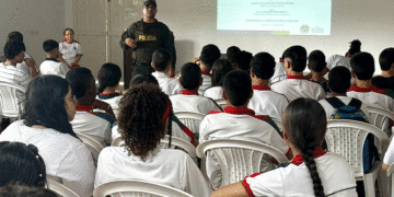 Policía Comunitaria adelanta campaña en colegios de Tuluá para prevenir el consumo de vapeadores