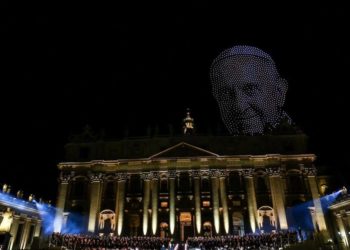 El Vaticano se iluminó con miles de drones en emotivo homenaje al papa Francisco