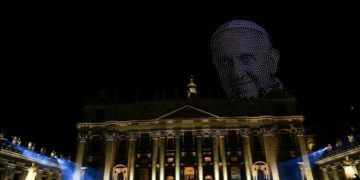 El Vaticano se iluminó con miles de drones en emotivo homenaje al papa Francisco