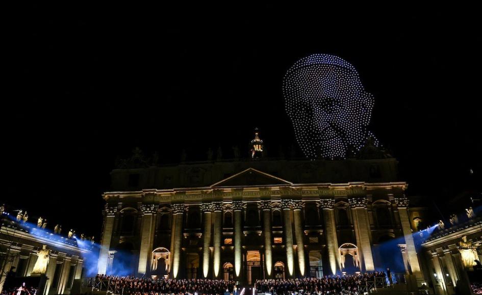 El Vaticano se iluminó con miles de drones en emotivo homenaje al papa Francisco