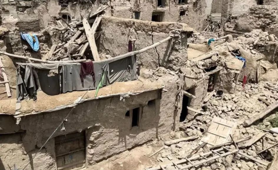 Más de 800 muertos deja potente terremoto en Afganistán