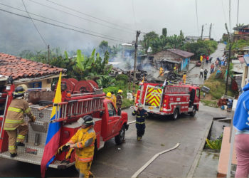 Bomberos voluntarios de Sevilla denuncian amenazas durante atención de incendio