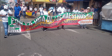 Docentes marcharon en Tuluá para exigir mejoras en el sistema de salud