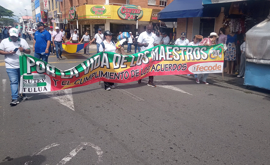Docentes marcharon en Tuluá para exigir mejoras en el sistema de salud