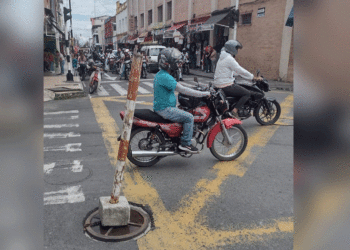 Persisten los riesgos por tapa suelta en pleno centro de Tuluá