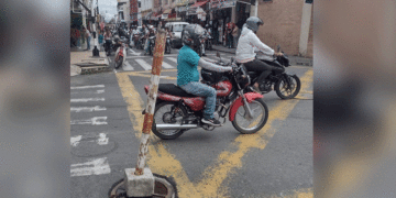 Persisten los riesgos por tapa suelta en pleno centro de Tuluá