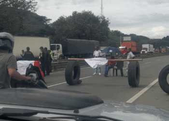 Continúa el bloqueo en la vía Buga–Tuluá: paso se habilita de forma intermitente