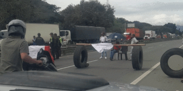 Continúa el bloqueo en la vía Buga–Tuluá: paso se habilita de forma intermitente