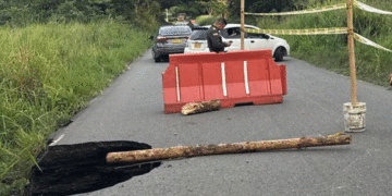 Tremendo hueco en la vía Paila Arriba – Sevilla