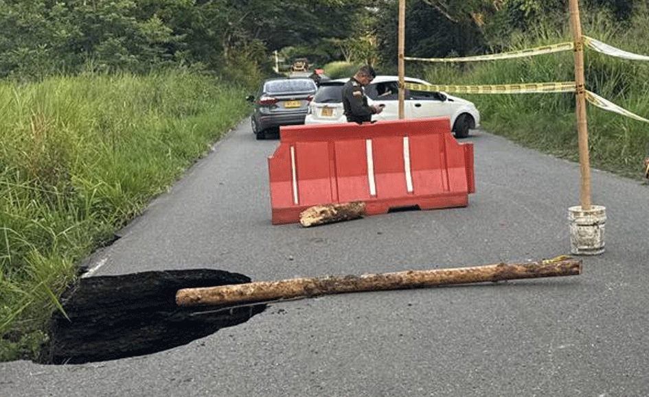 Tremendo hueco en la vía Paila Arriba – Sevilla