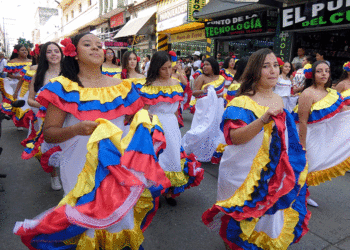 Un carnaval a la colombiana: el Julia Restrepo llenó de color y orgullo las calles de Tuluá