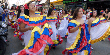 Un carnaval a la colombiana: el Julia Restrepo llenó de color y orgullo las calles de Tuluá