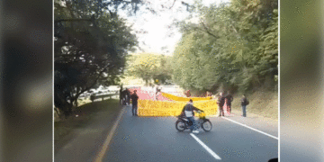 Bloqueo mantiene cerrada la vía Tuluá–Andalucía