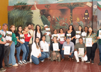 Familias de Caicedonia recibieron títulos de propiedad después de 20 años de espera