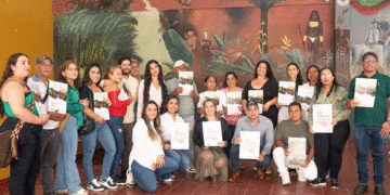 Familias de Caicedonia recibieron títulos de propiedad después de 20 años de espera