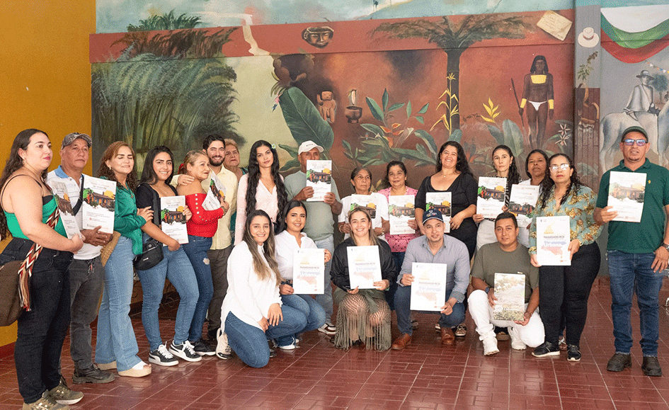 Familias de Caicedonia recibieron títulos de propiedad después de 20 años de espera