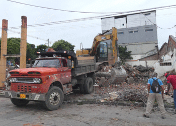 Demuelen estructura abandonada en la calle 26 con carrera 33A de Tuluá