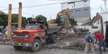 Demuelen estructura abandonada en la calle 26 con carrera 33A de Tuluá