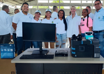 Gobernación del Valle entregó en Tuluá kits de oficina a asociaciones campesinas